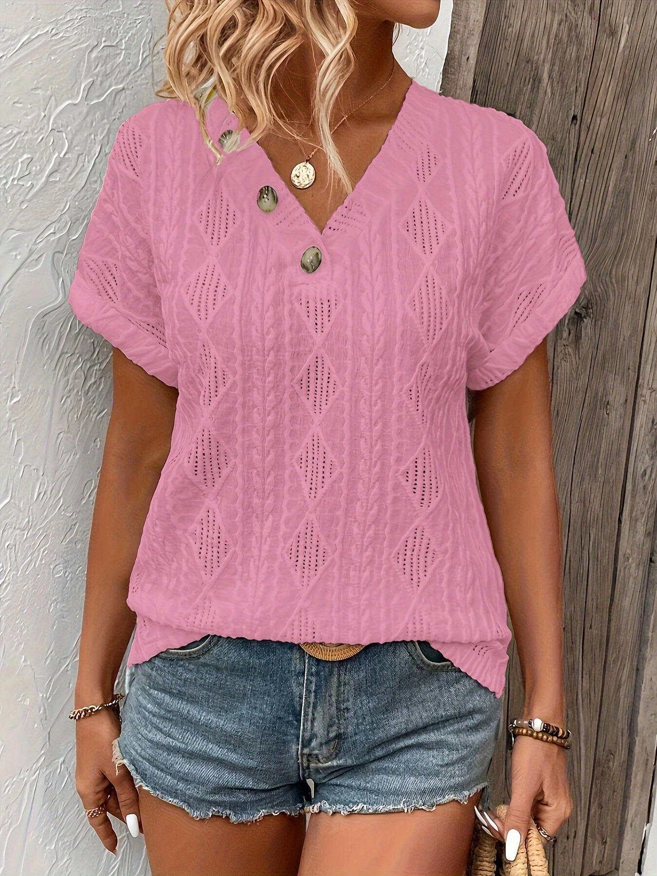Mariell | Sommerlig T-skjorte med V-hals og stilige knapper